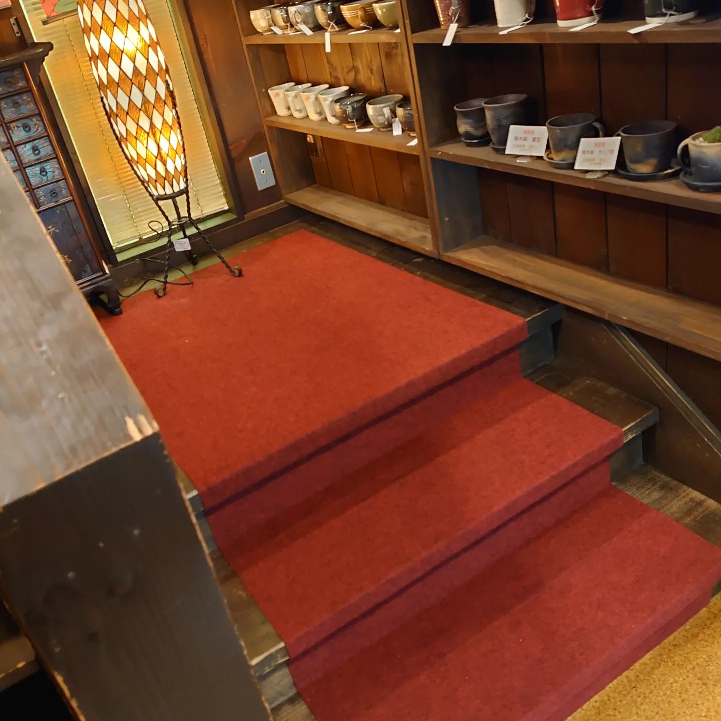 (´・ω・)連休中に館山長須賀の『金八商店』さんに階段の絨毯を交換していただきました。　店内少しだけノリの匂いがしますがご容赦ください。　どうぞよろしくお願いします。